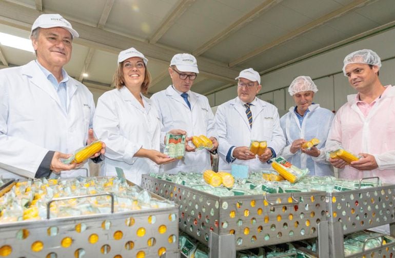 El presidente de Huercasa Felix Moracho junto a la consejera de Agricultura, Milagros Marcos y otras autoridades en el centro logístico de la empresa en San Miguel del Arroyo (Valladolid)