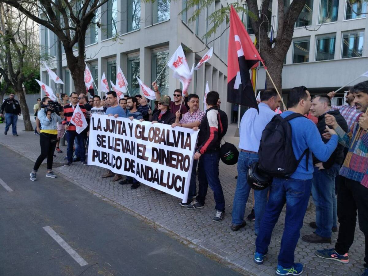 Concentración de la plantilla del Metro en la Agencia de Obra Pública