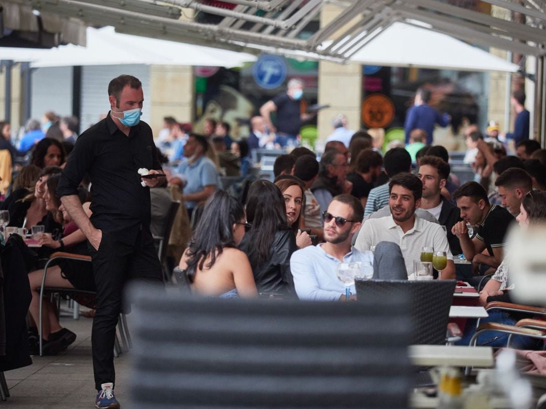 Personas en una terraza 