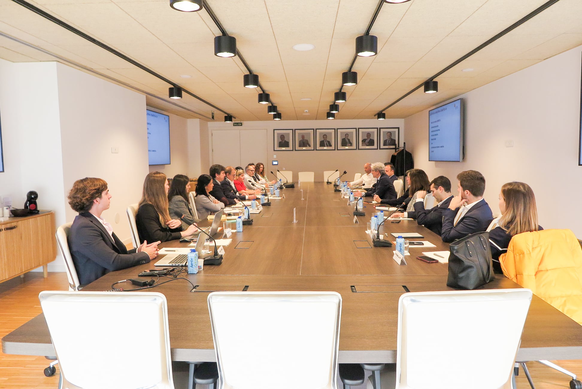 Un momento de la sesión constitutiva del Clúster de Cosmética de la Comunitat Valenciana celebrada en Aitex.