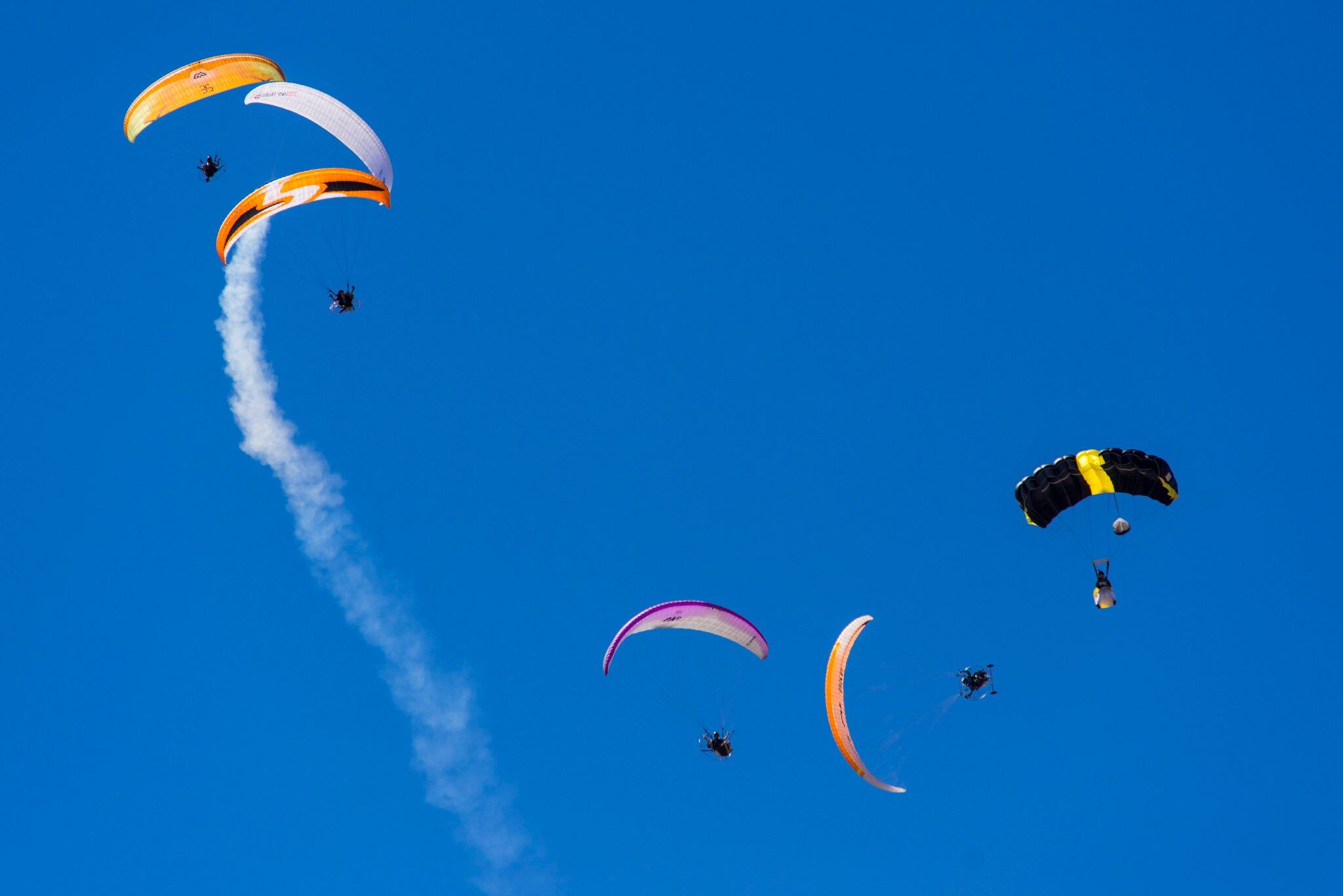 Deportistas haciendo parapente en FIA El Yelmo de Segura de la Sierra