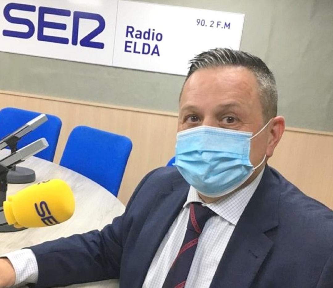Paco Sánchez, concejal de Cs Elda, en el estudio de Radio Elda SER
