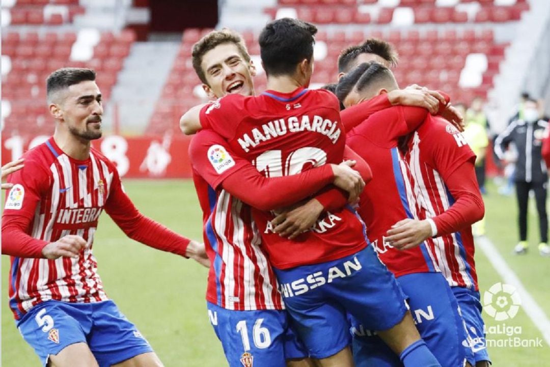 Los jugadores del Sporting celebran el gol de la victoria, obra de Álvaro Vázquez.