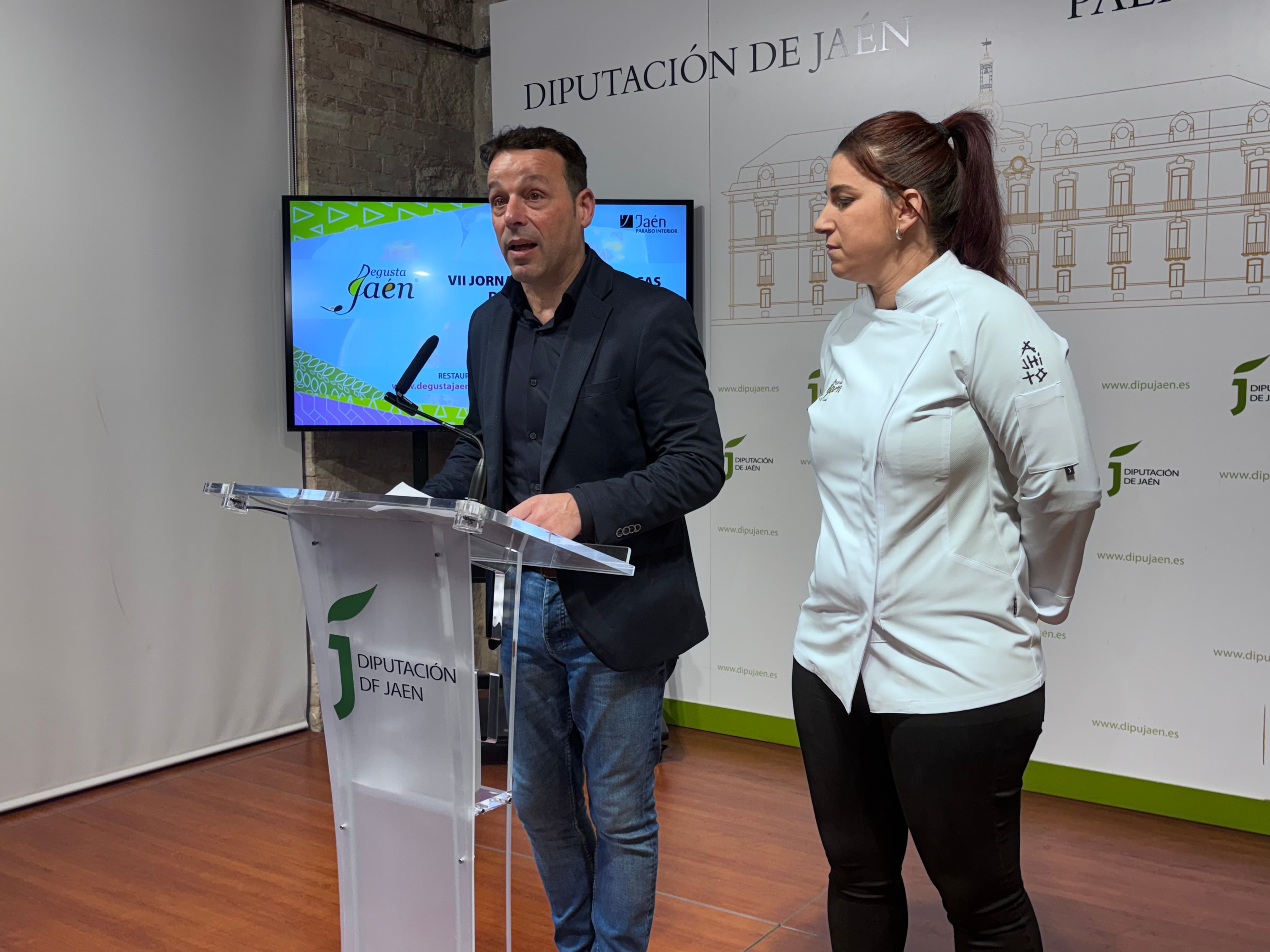 El diputado de Agricultura y Ganadería, Javier Perales, junto a la cocinera Patricia Díaz.