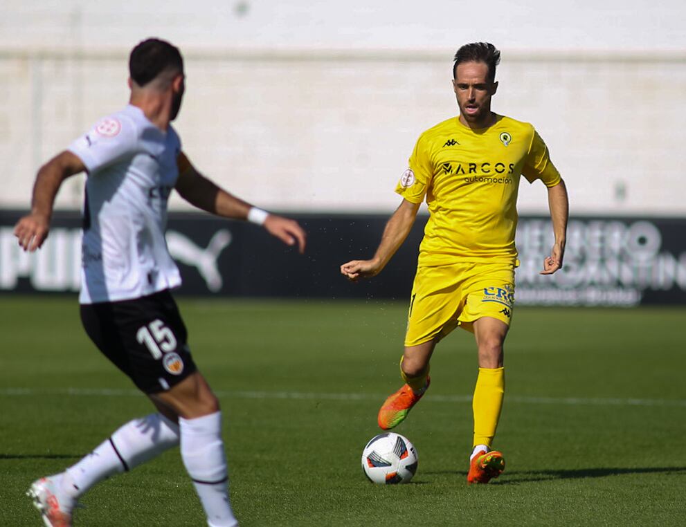 Michel Herrero, jugador del Hércules, en el Antonio Puchades, frente al Valencia Mestalla