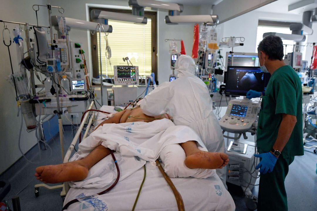 Un paciente de COVID-19 en la UCI.