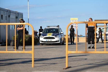 Una agente de la Policía Local, ponen vallas en el perímetro de la playa de la Malvarrosa por la festividad de San Juan, a 23 de junio de 2021, en Valencia, Comunidad Valenciana (España).