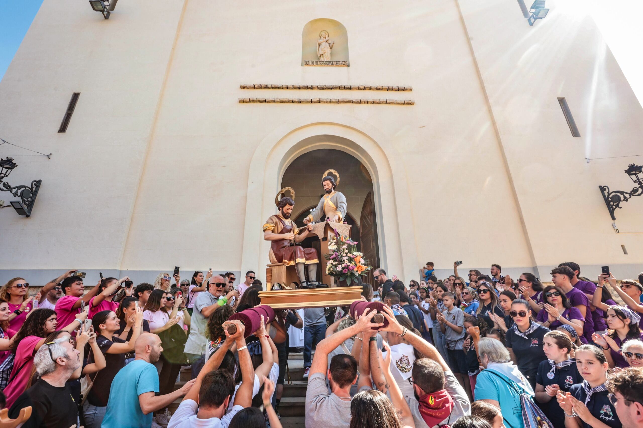 Los presidentes de las comisiones falleras entran a San Crispín y San Crispiniano a la Iglesia de Santa Ana.