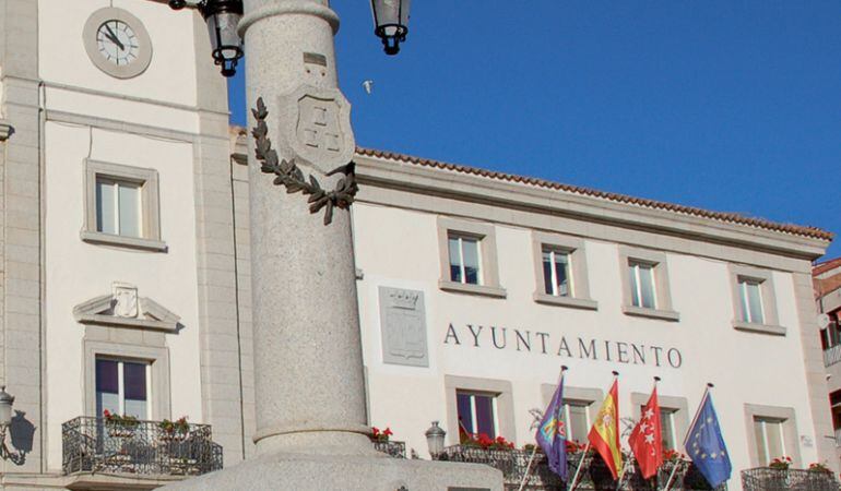 Fachada del edificio del ayuntamiento de Colmenar Viejo que acaba de aprobar una OPE para 2016