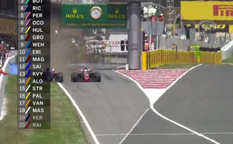 El momento en el que Carlos Sainz intenta adelantar a Magnussen