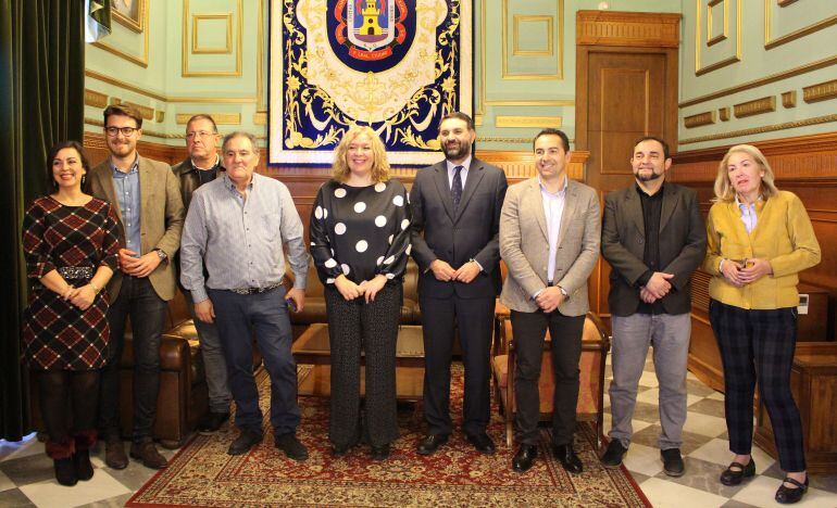 El consejero de Turismo y Deporte, Francisco Javier Fernández, junto a miembros de la corporación municipal