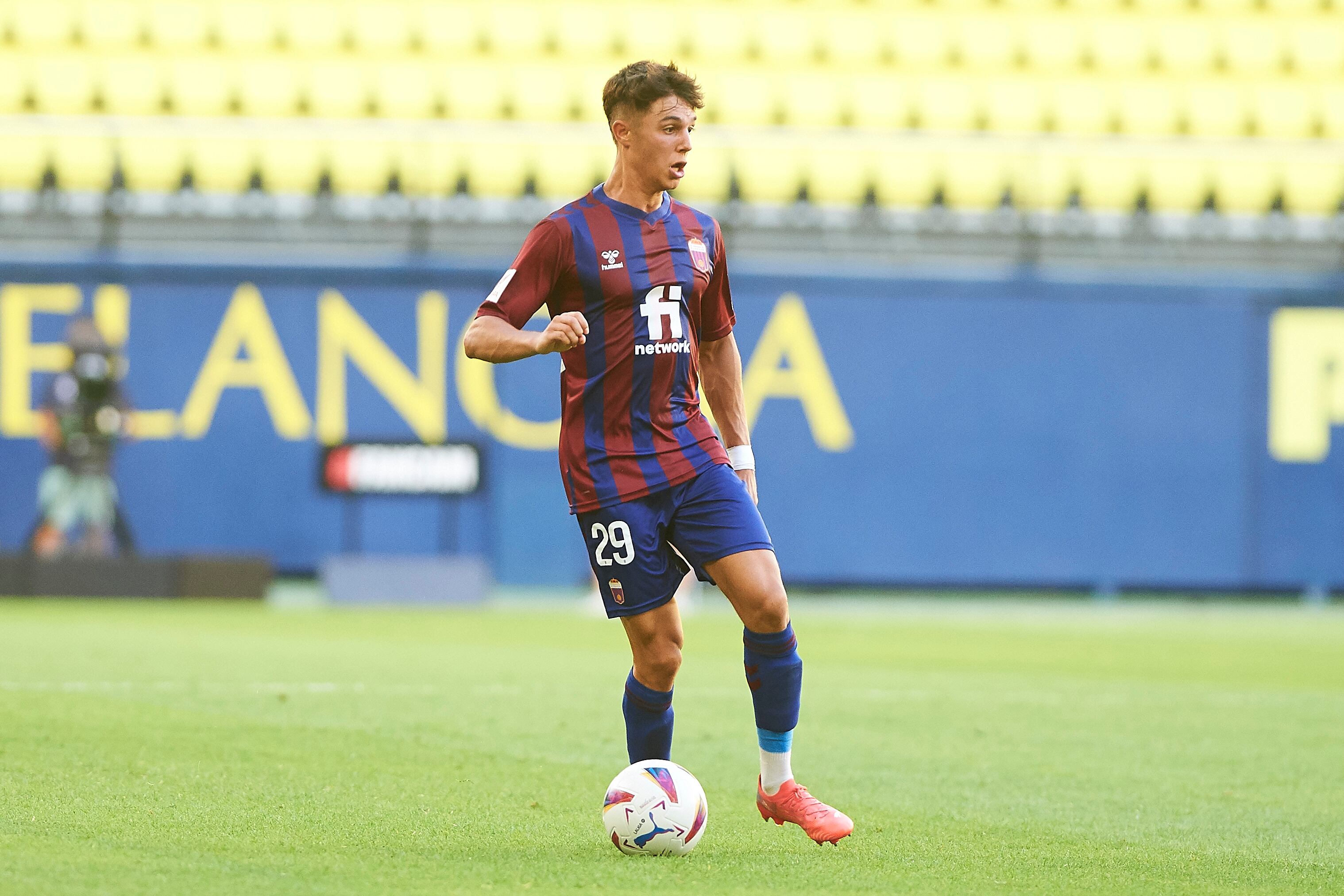 Arnau Ortiz en un partido con el Eldense