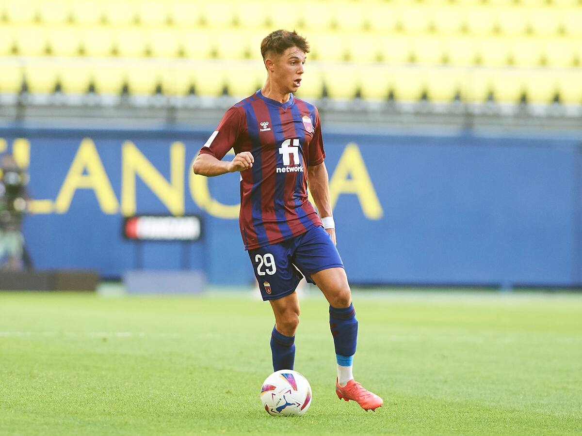 El FC Cartagena aprieta por Arnau Ortiz