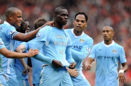 Mario Balotelli en una celebración de gol con el Manchester City