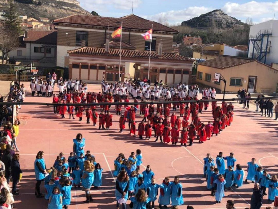 Los alumnos del centro peñafielense durante un acto institucional, en una foto de archivo.