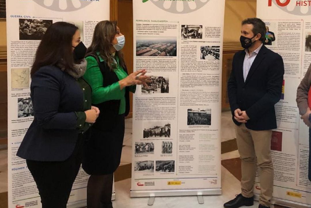 El alcalde de Jaén, Julio Millán, junto a otros miembros del Ayuntamiento y de la Asociación &#039;Sinando Kalí&#039;, han inagurado una exposición sobre la historia gitana