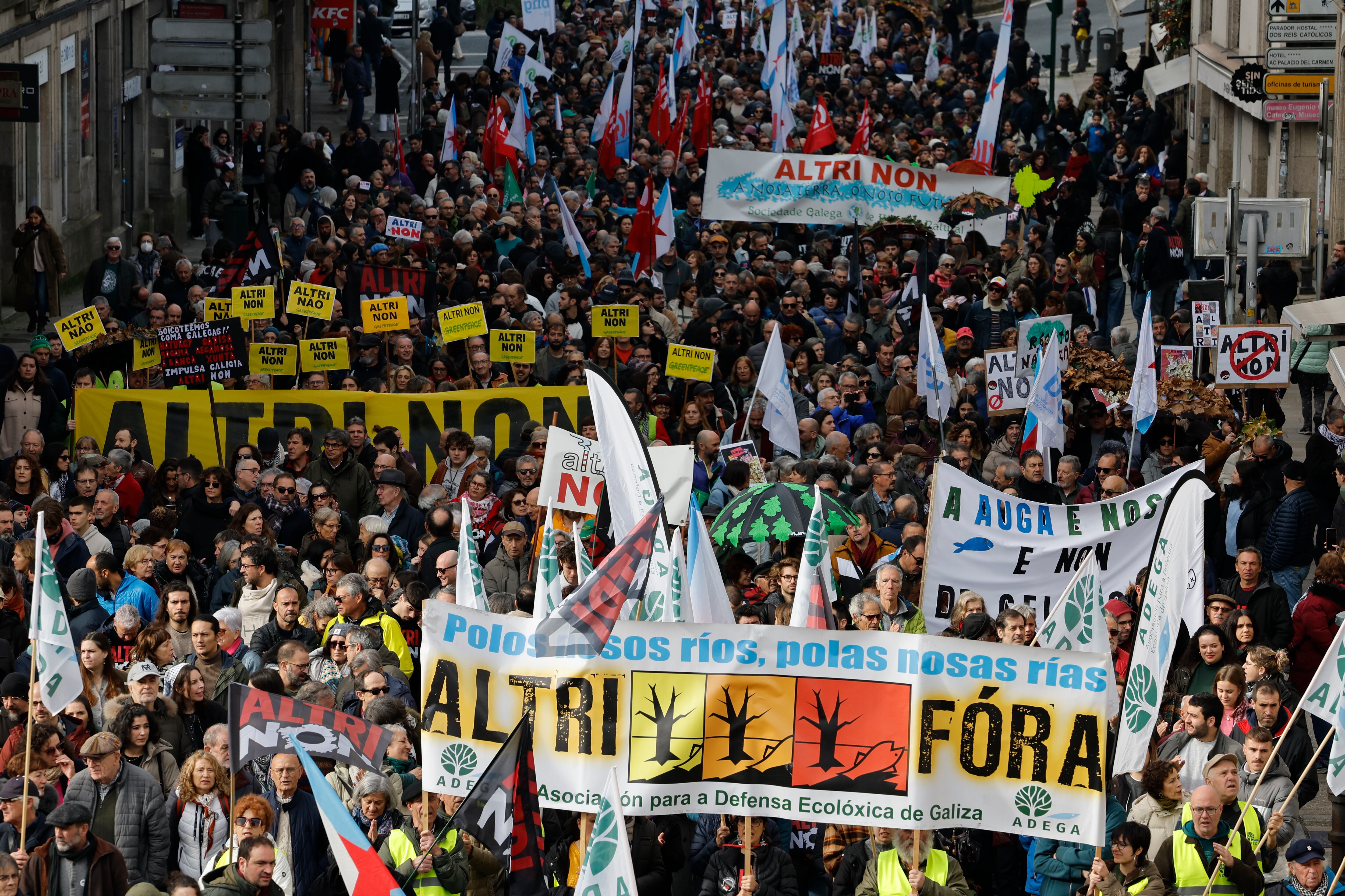 Miles de personas han partido de la Alameda de Santiago de Compostela en una manifestación contra la instalación en Palas de Rei (Lugo) de una macroplanta celulosa de Altri.