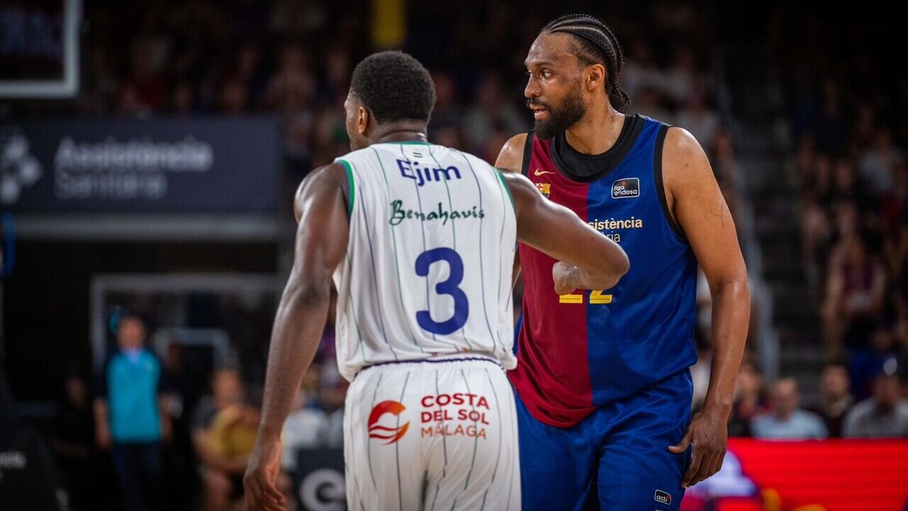 El alero canadiense del Unicaja Melvin Ejim, defendiendo una jugada de jugador del Barça Jabari Parker