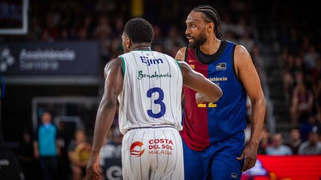 El alero canadiense del Unicaja Melvin Ejim, defendiendo una jugada de jugador del Barça Jabari Parker