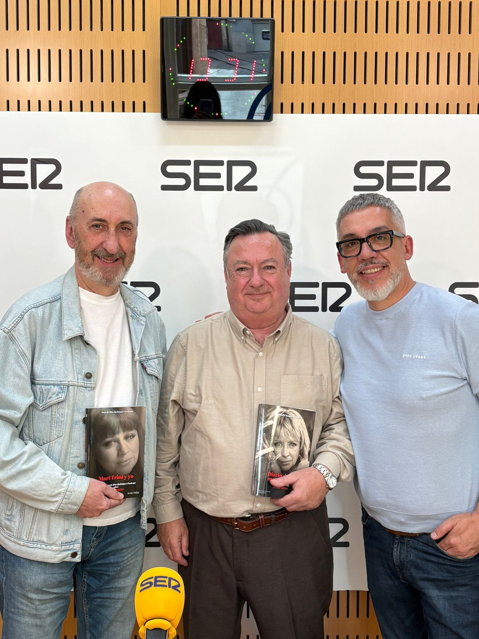 El periodista musical Juan de Dios Rodríguez (izquierda) junto a Gonzalo Pérez Miravete, hermano de Mari Trini, y Paco Sánchez, responsable de Hoy por Hoy Murcia, tras la entrevista en los estudios de Radio Murcia.