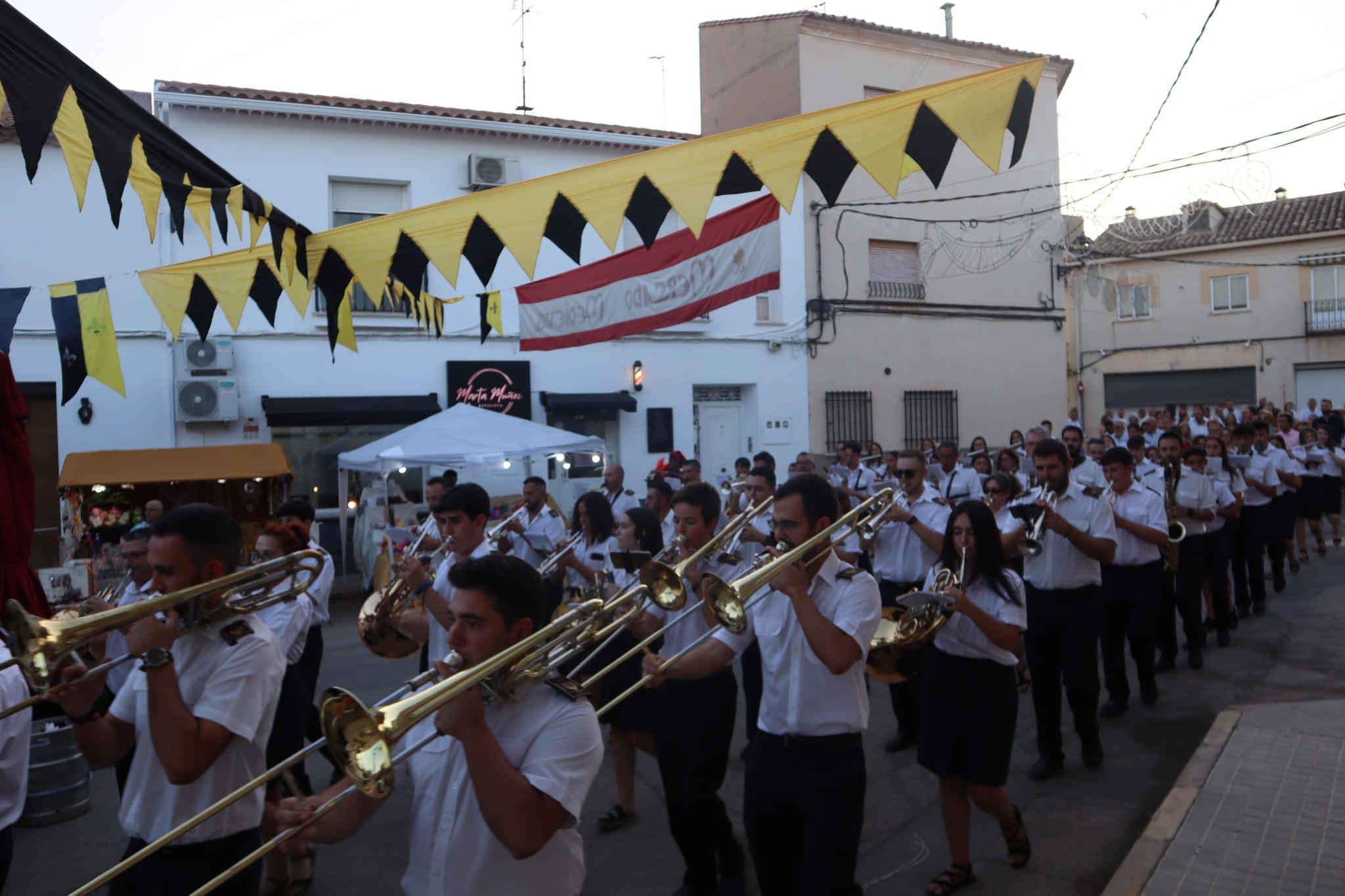 Banda de la Asociación Musical Moteña durante un pasacalles