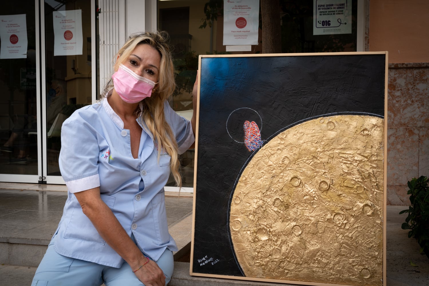 Rosa Martínez, enfermera en la zona básica de Pedreguer, con su pintura.