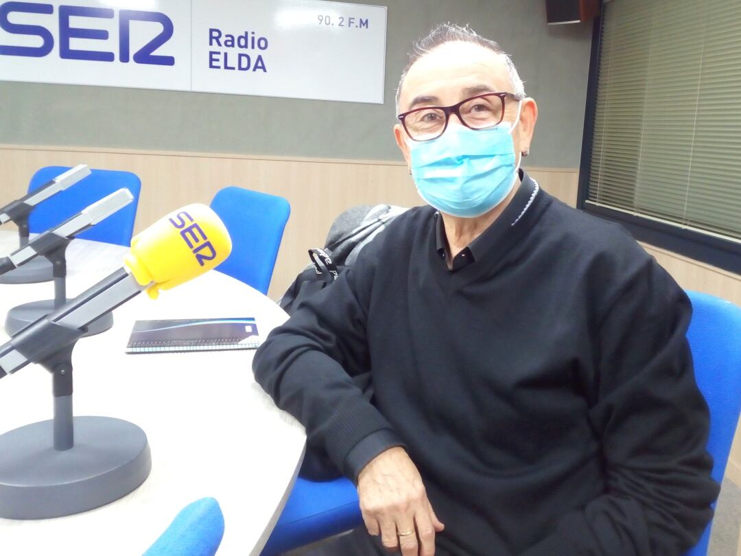 Enrique López en el estudio de Radio Elda SER