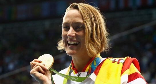 RIO DE JANEIRO, BRAZIL - AUGUST 10: Gold medalist Mireia Belmonte Garcia of Spain poses during the medal ceremony for the Women&#039;s 200m Butterfly Final on Day 5 of the Rio 2016 Olympic Games at the Olympic Aquatics Stadium on August 10, 2016 in Rio de Jane