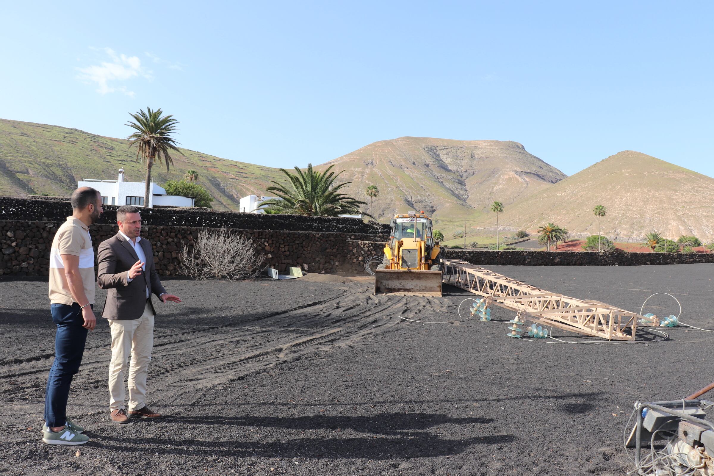 Las líneas de media tensión ya están canalizadas en el casco urbano de Yaiza.