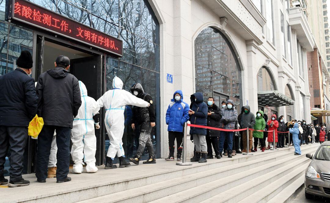 Habitantes de Harbin haciendo cola para hacerse un test de coronavirus.