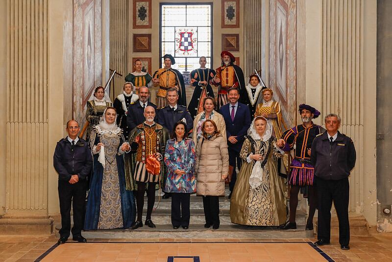 Margarita Robles ministra de Defensa, con las autoridades y el Grupo de Teatro "Remolino"