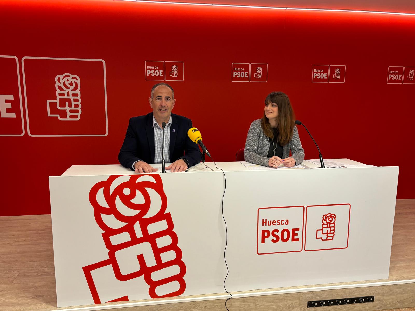 Los diputados socialistas Joaquín Monesma e Isabel Mañero en la rueda de prensa