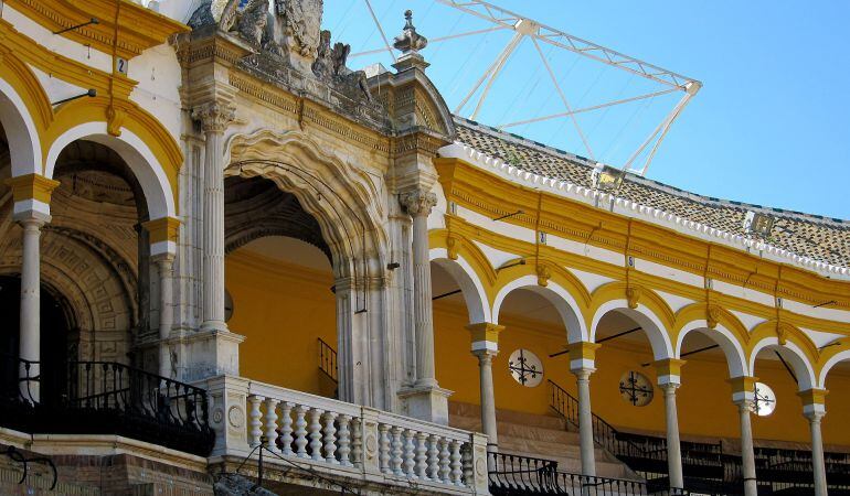 A la izquierda del Palco del Príncipe se encuentra el palco presidencial de la plaza de toros de la Real Maestranza de Caballería de Sevilla