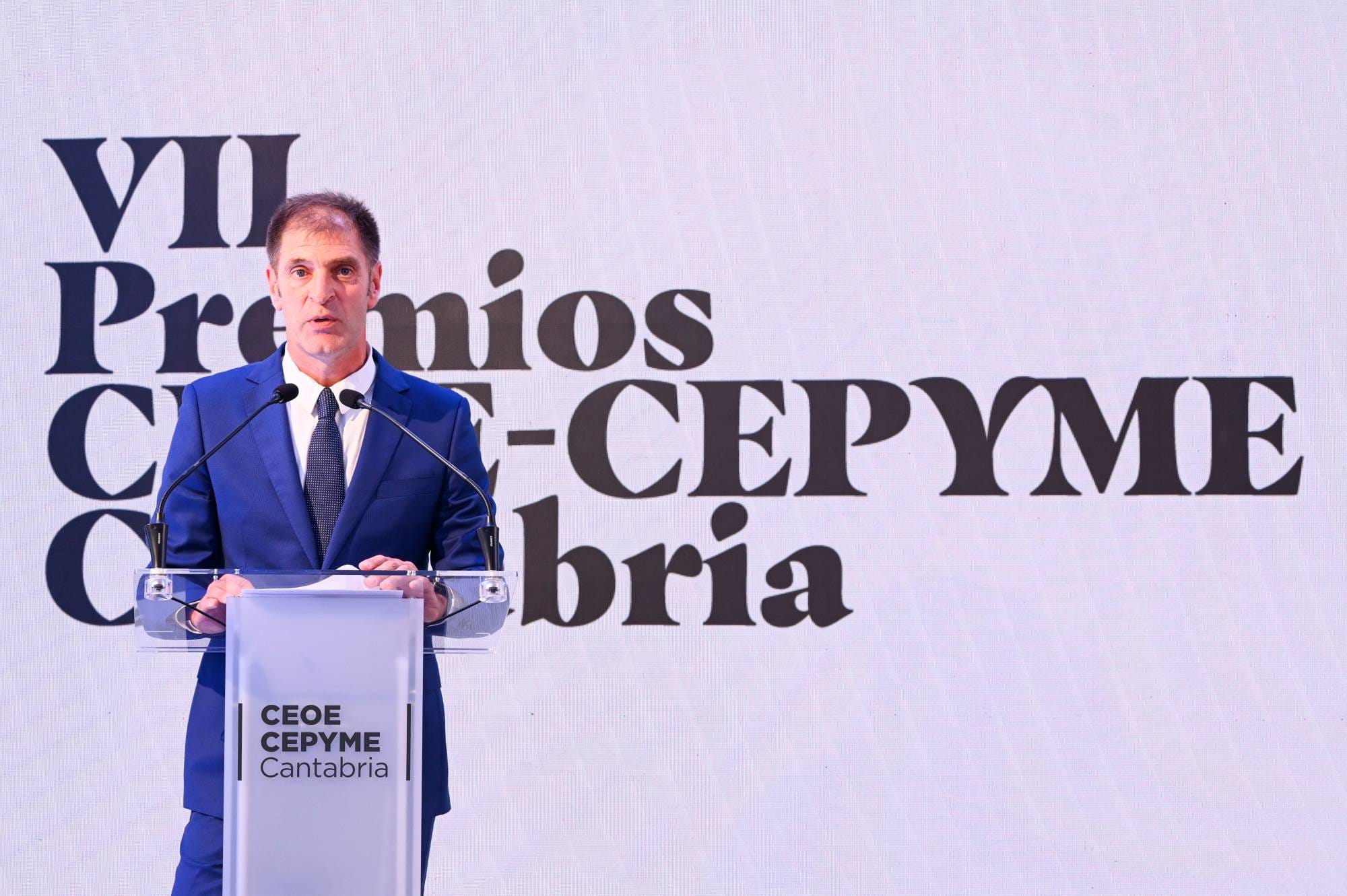 El presidente de CEOE CEPYME Cantabria, Enrique Conde, destaca los valores de las empresas premiadas y las pymes reconocidas en la gala.