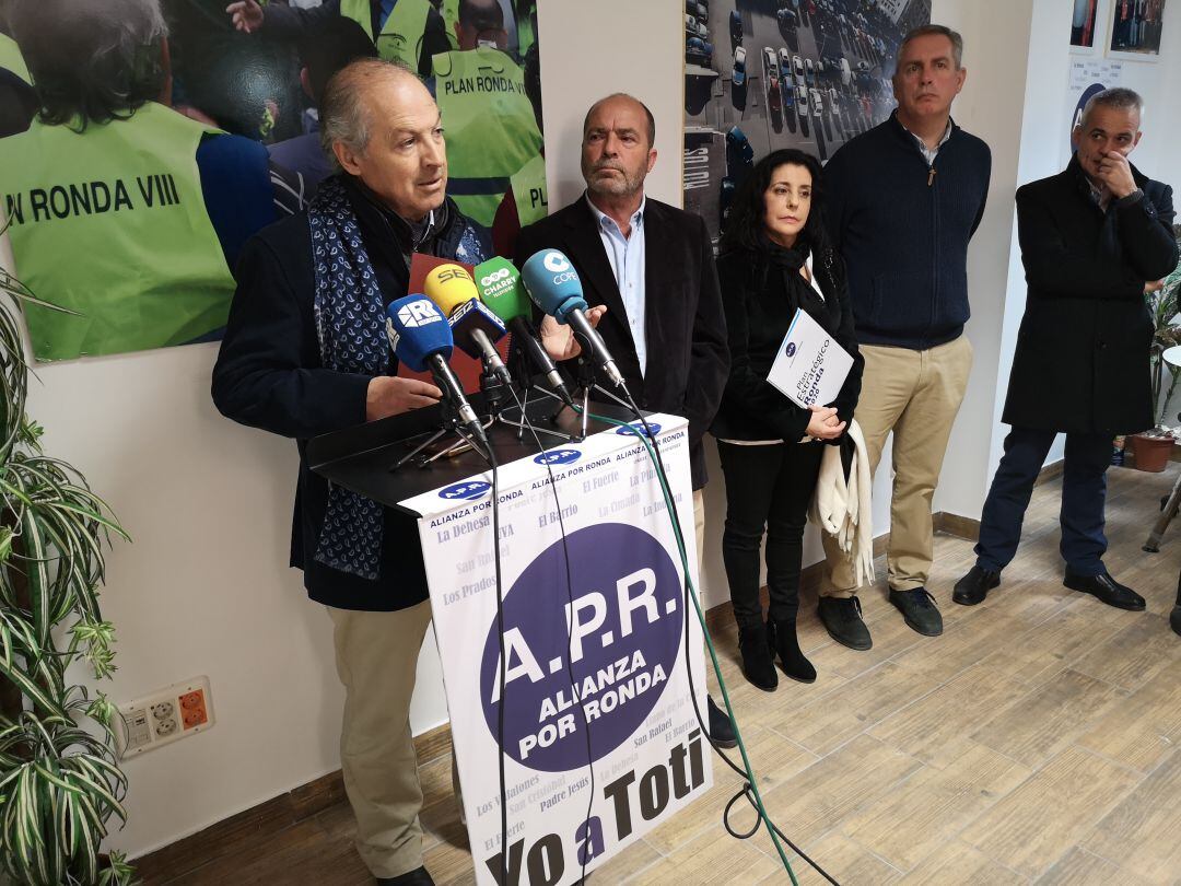 Marín Lara junto a algunos de sus compañeros en la nueva sede del partido