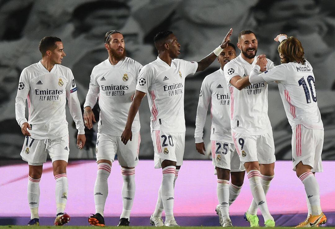 Los jugadores del Real Madrid celebran un gol. 