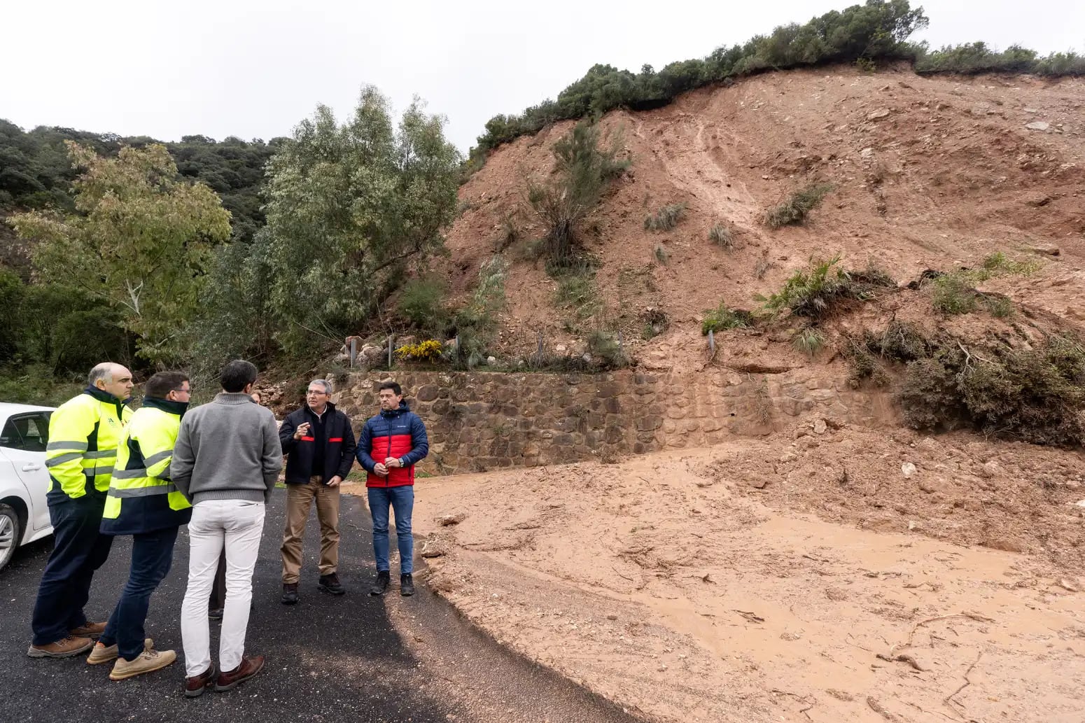 El presidente de la Diputación, Francisco Salado en visita a una de las carreteras afectadas por los últimos temporales