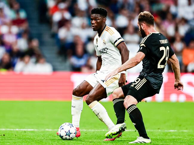 Tchouaméni juega un balón ante la presión de un rival, en el partido ante el Union Berlín.