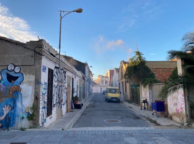 Otro tramo de la calle Behring de València