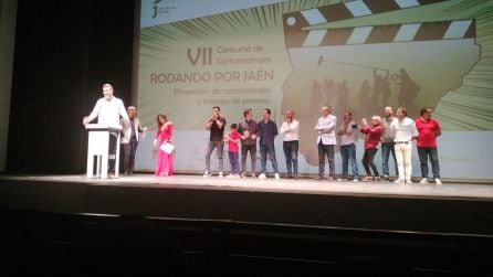 Raúl Mancilla se dirige al público después de recoger el primer premio.