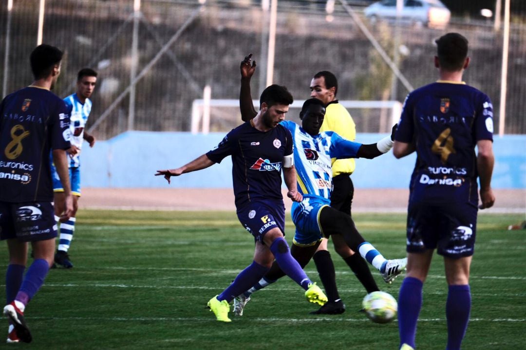 Mamau lo intenta ante un jugador palentino