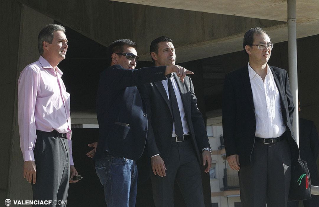 Peter Lim y Amadeo Salvo, en el nuevo estadio.