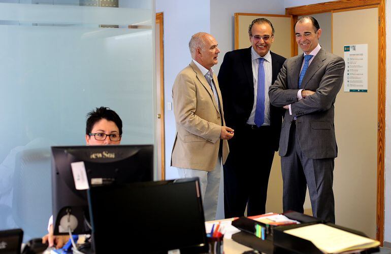 El conseller de Sanidad, Manuel Llombart, visita la unidad de investigación clínica del Hospital General de Valencia