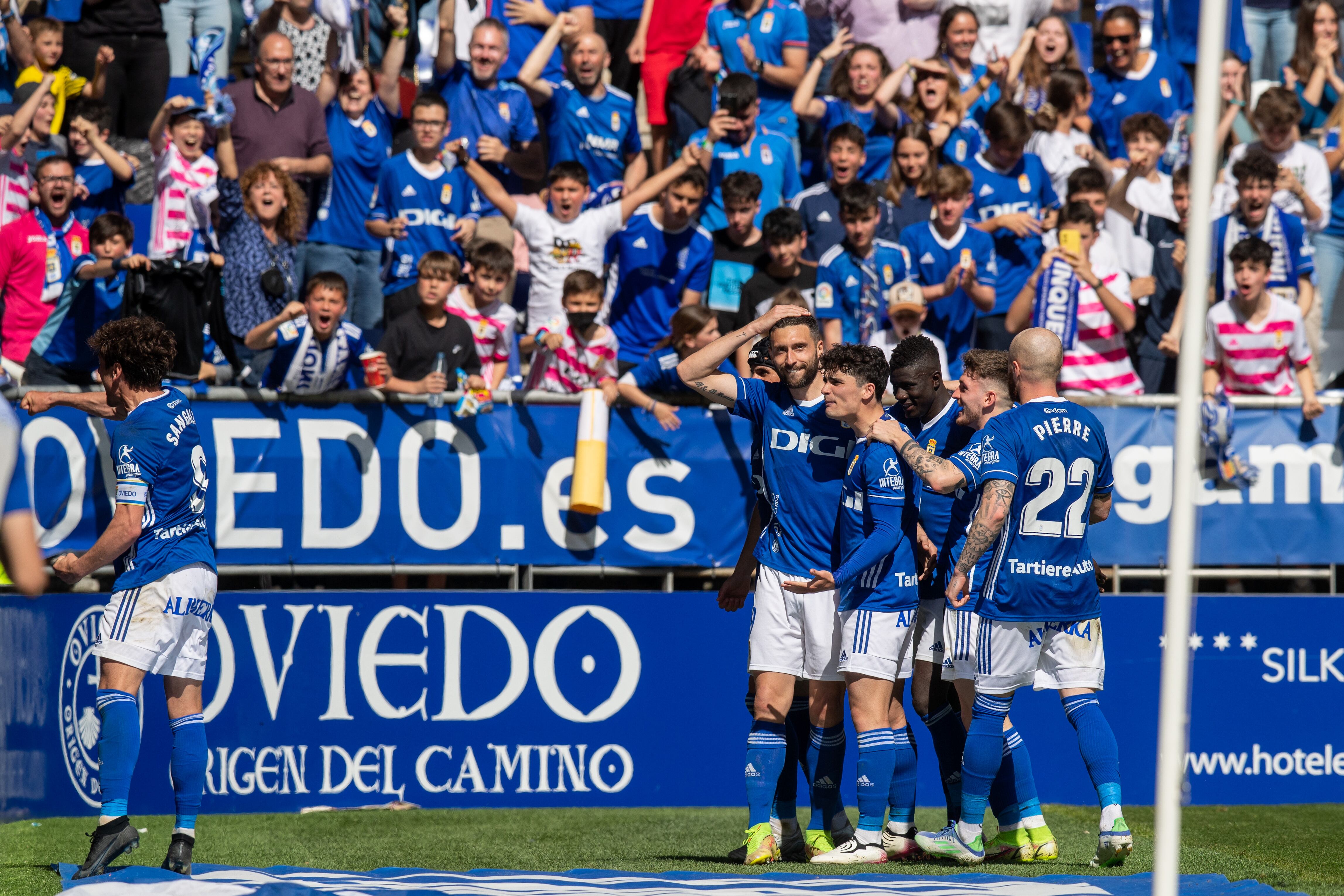 Borja Bastón celebra un gol junto a sus compañeros (Real Oviedo)