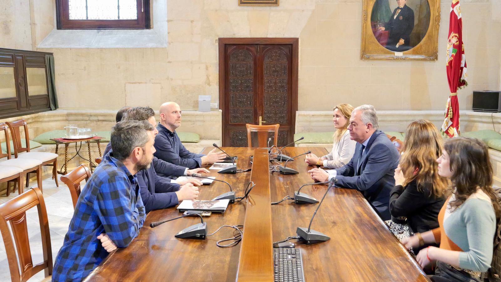 El alcalde, José Luis Sanz, recibe en el Ayuntamiento a responsables de Netflix.