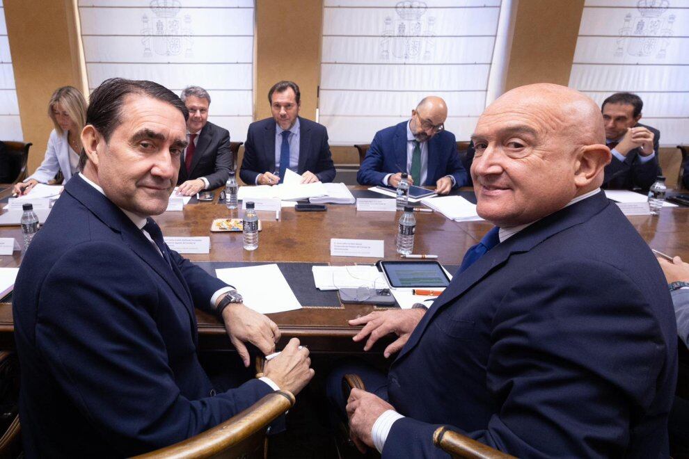 El consejero de Medio Ambiente, Juan Carlos Suárez Quiñones (i), y el alcalde de Valladolid, Jesús Julio Carnero (d), en la reunión de la Sociedad Valladolid Alta Velocidad