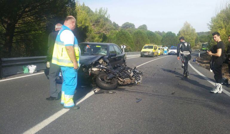 Accidente entre moto y turimo en la carretera de los Pantanos