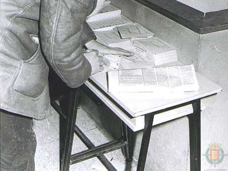 Un votante elige su papeleta en las elecciones de 1979 en un colegio electoral de La Rondilla