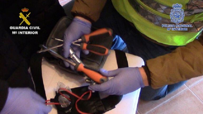 Agentes muestran varias de las herramientas incautadas en la operación llevada a cabo por la Guardia Civil y la Policía Nacional