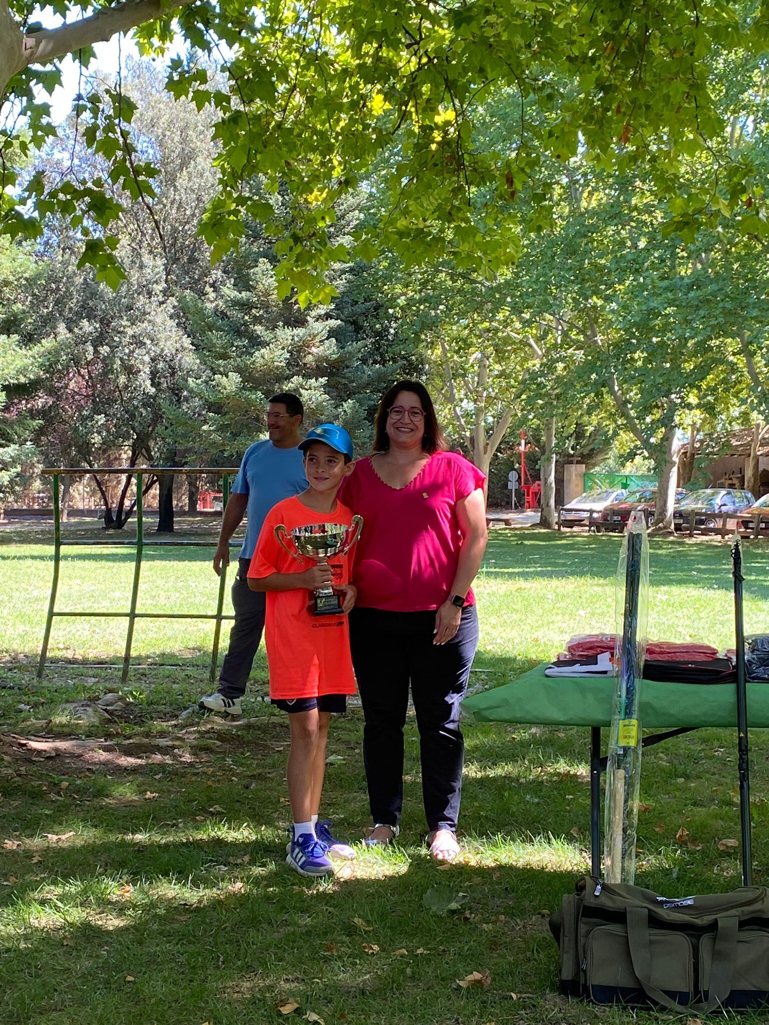 Leo Gatius vencedor en la categoría infantil-juvenil con la alcaldesa de Binéfar, Patricia Rivera